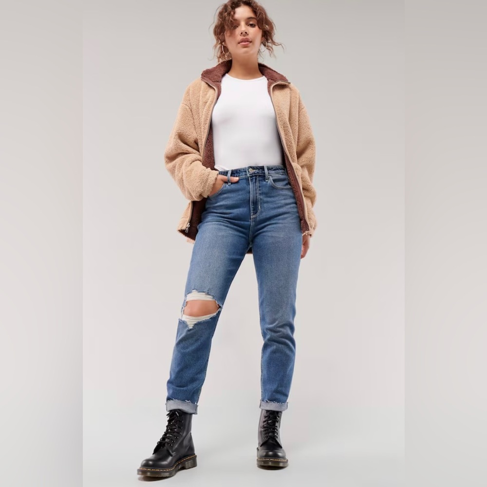 Hollister Ultra High-Rise Mom Jeans Vintage Stretch Size 29 NWT